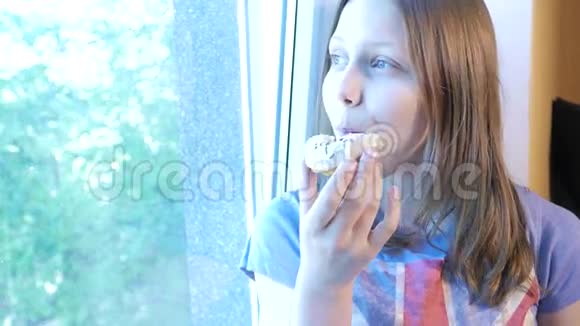 少女吃甜甜圈视频的预览图