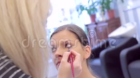 化妆师给模特的眼睛化妆视频的预览图