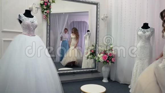 女朋友在精品店挑选婚纱视频的预览图