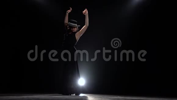 女人跳着燃烧的舞蹈黑色背景从后面发光视频的预览图