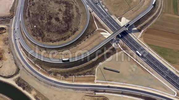 高速公路交叉口的空中4k视图视频的预览图