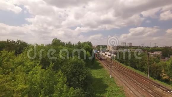 电动货运列车机车与货车一起通过铁路行驶运输运送集装箱运输货物视频的预览图