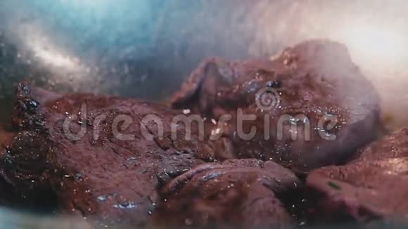 牛排用铁制炊具煎视频的预览图