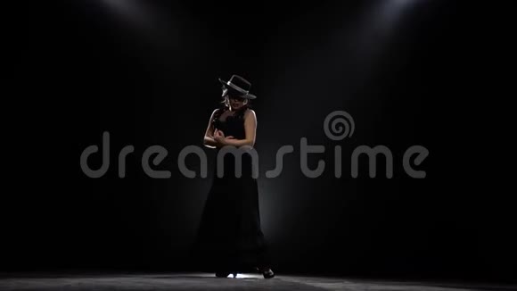 弗拉门戈女孩在跳西班牙语燃烧舞黑色背景从后面发光视频的预览图