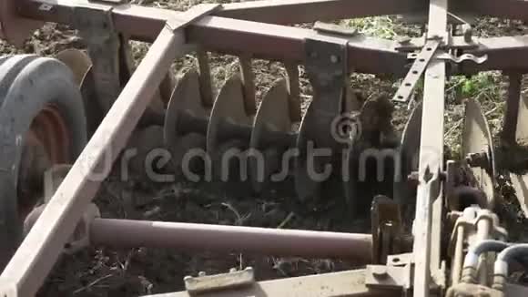 一辆拖拉机犁地上的犁视频的预览图