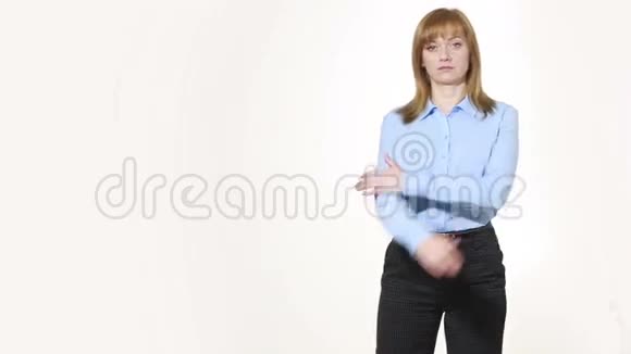 交叉的手臂强势地位穿裤子的女孩和笨蛋孤立在白色背景上肢体语言女性手势视频的预览图