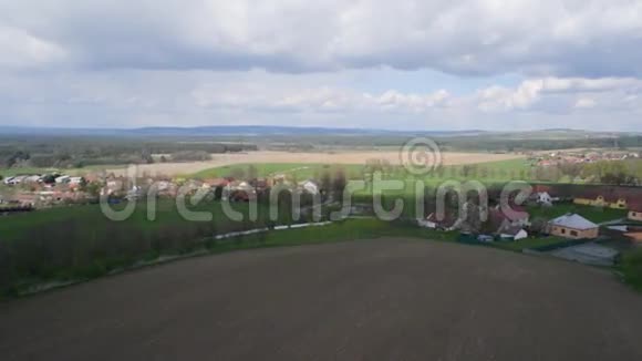 带田的农场乡村空中景色视频的预览图