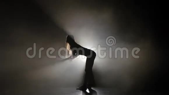 在烟雾弥漫的工作室里跳舞的剪影女郎视频的预览图