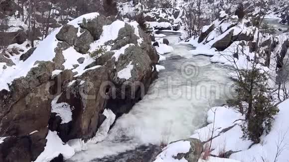 冬季白色瀑布与雪岩高空射击大瀑布国家公园视频的预览图