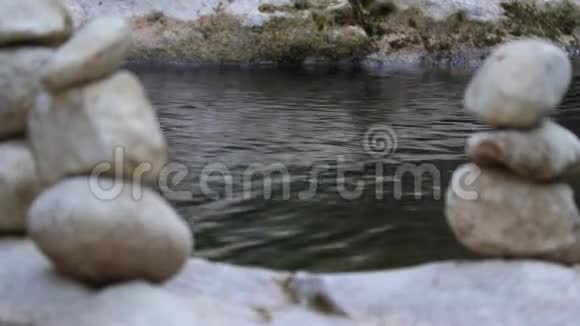 河边平衡石头视频的预览图