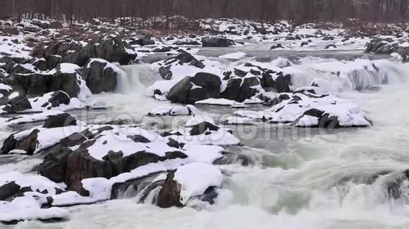大瀑布冬季白色瀑布与雪岩高空射击大瀑布国家公园视频的预览图