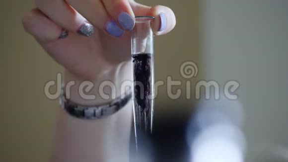实验室用试管和装有黑色液体的小吸管进行实验水污染实验黑色视频的预览图