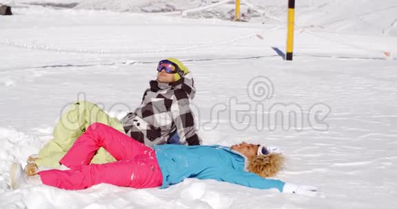 一对滑雪后在山上休息的夫妇视频的预览图