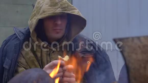 无家可归的人在火炉旁吃东西视频的预览图