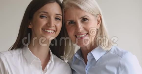 幸福的家庭老母亲和小女儿笑在一起画像视频的预览图