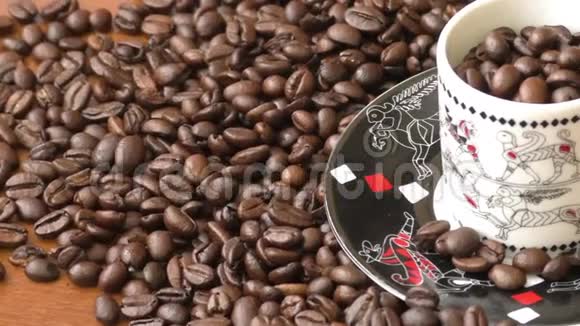 咖啡豆木桌上的咖啡豆咖啡豆背景视频的预览图
