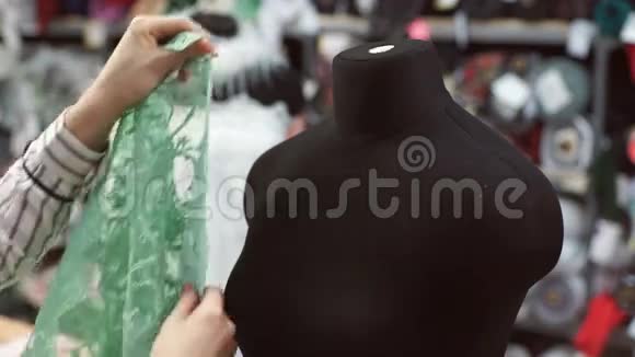 在服装店推销员试图绿色花边裁剪人体模型视频的预览图
