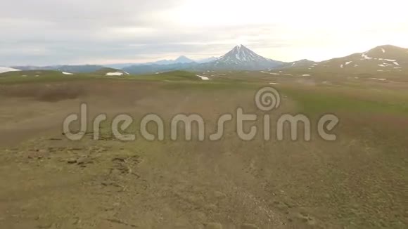 飞越陆地到火山Kamchatka视频的预览图