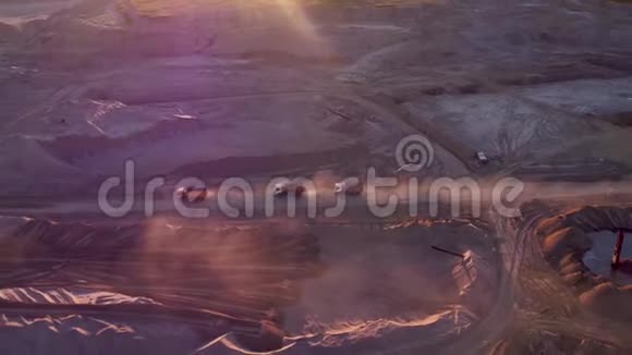 采石场施工砂的开采用卡车装载建筑砂视频的预览图