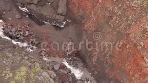 火山瀑布山河流成瀑布红色的土壤视频的预览图