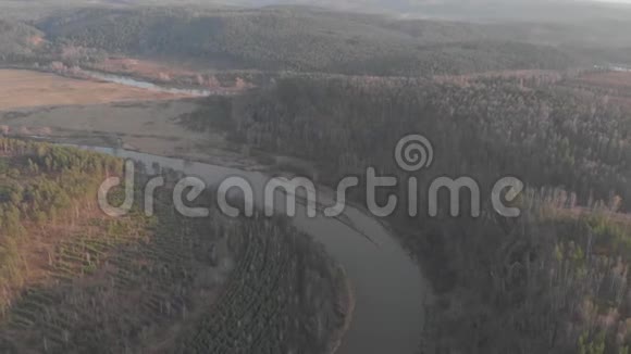 巴什科尔托斯坦共和国河流秋季伊德里索夫斯卡亚洞穴现代的视频的预览图