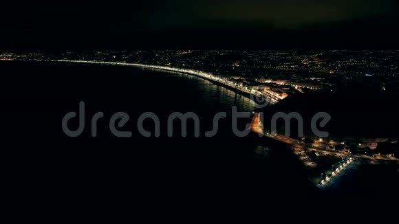 法国明亮的尼斯镇的夜景在长廊上空飞行视频的预览图