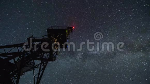 沟通塔在星夜时光流逝带银河系的移动恒星天空4K视频的预览图