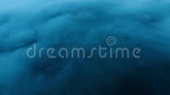 空中4K云层之上的风景飞行浓雾笼罩着田野森林从上面看视频的预览图