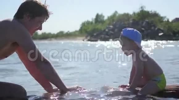 一个快乐的孩子在海里游泳户外娱乐和游戏视频的预览图