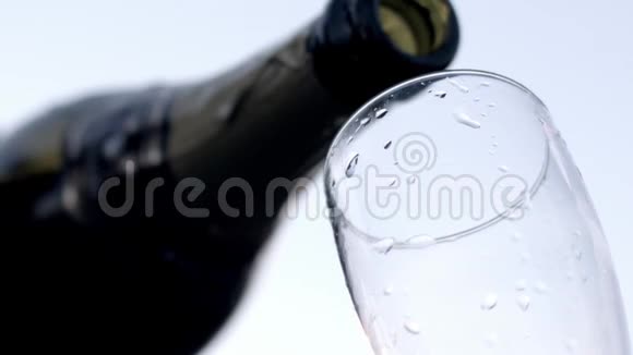 慢镜头下倒入玻璃低角度视角的白葡萄酒视频的预览图