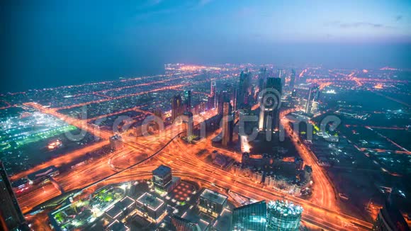 迪拜市区日出时间过去从迪拜的屋顶可以看到视频的预览图