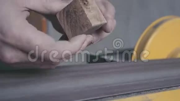 手一个连接和连接的工具工作木匠做家具视频的预览图