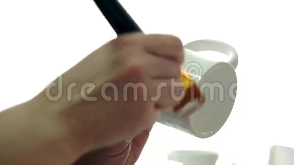 用刷子和油漆在陶瓷杯上手绘创意工作坊视频的预览图