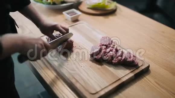 切生牛肉的过程视频的预览图