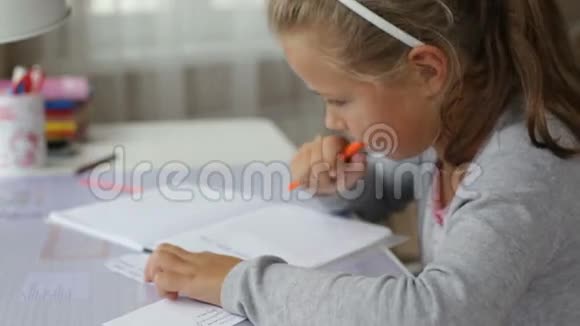 合上小女孩的写字视频的预览图