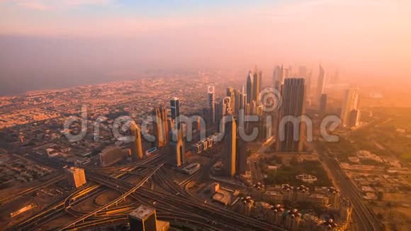 迪拜市区日出时间从迪拜的顶部俯瞰视频的预览图