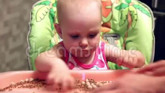 九个月的女婴玩耍视频的预览图