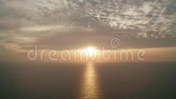 美丽的大海和日落的空中拍摄视频的预览图