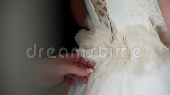 帮新娘穿婚纱的伴娘视频的预览图