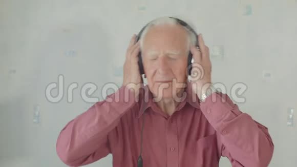 听耳机音乐的老人视频的预览图