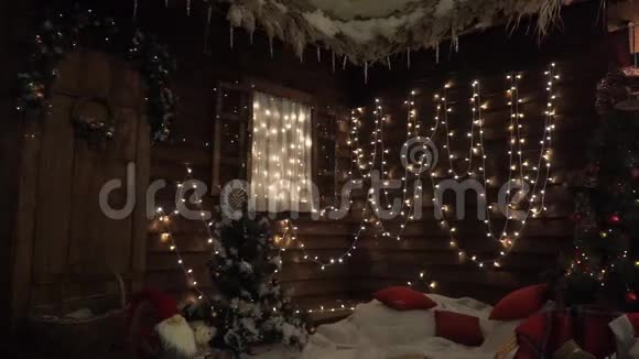 角落木屋装饰精美圣诞视频的预览图