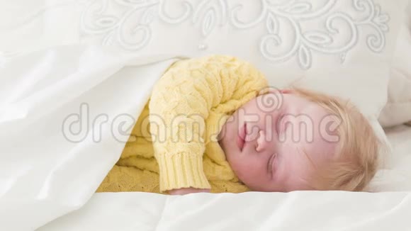 令人不安的小婴儿睡眠视频的预览图