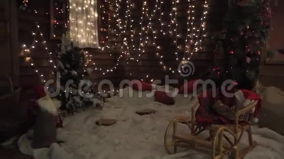 加兰花用圣诞树在房子的墙壁上闪烁视频的预览图