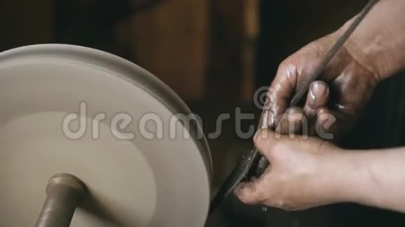 传统铁匠铺磨石机手工打磨金属刀视频的预览图