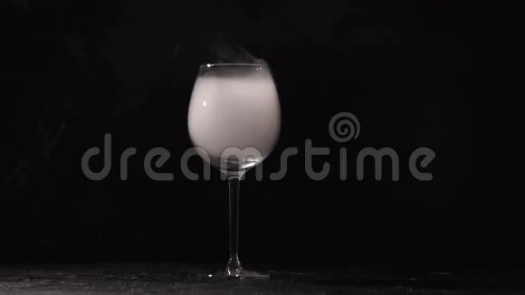 一片黑色背景的透明玻璃上散落着白烟视频的预览图