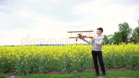 孩子们在野外背景上拿着自制的飞机看着4K视频的预览图