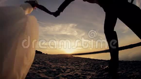 新郎新娘在海滩上奔跑视频的预览图