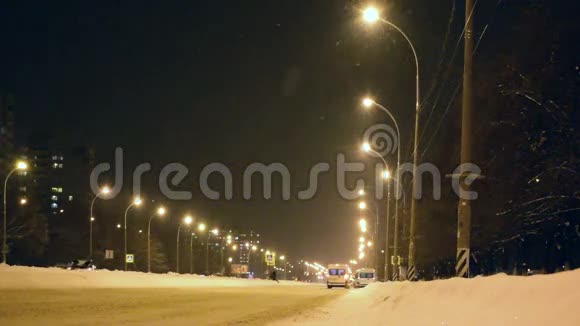 夜间在城市街道上下雪视频的预览图