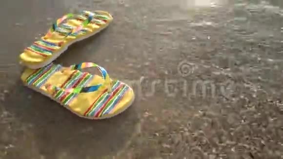 漂浮的拖鞋和阳光视频的预览图
