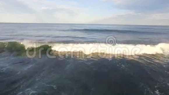 日落时美丽的海浪旋转摄像机全景视频的预览图